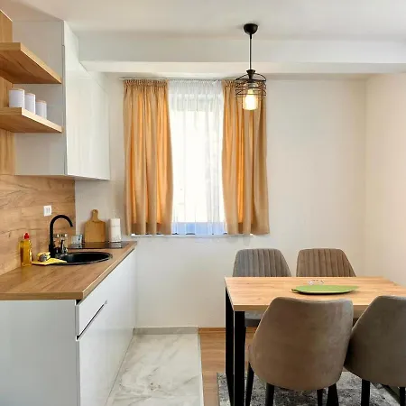 Ris Apartment *
